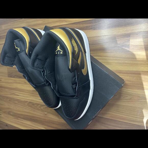 MEN'S AIR JORDAN RETRO 1 MID CASUAL SHOES Size 10 - Picture 2 of 7